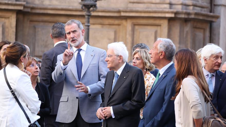 Felipe VI, de paseo por las calles de Palermo con los presidentes de Italia y Portugal.