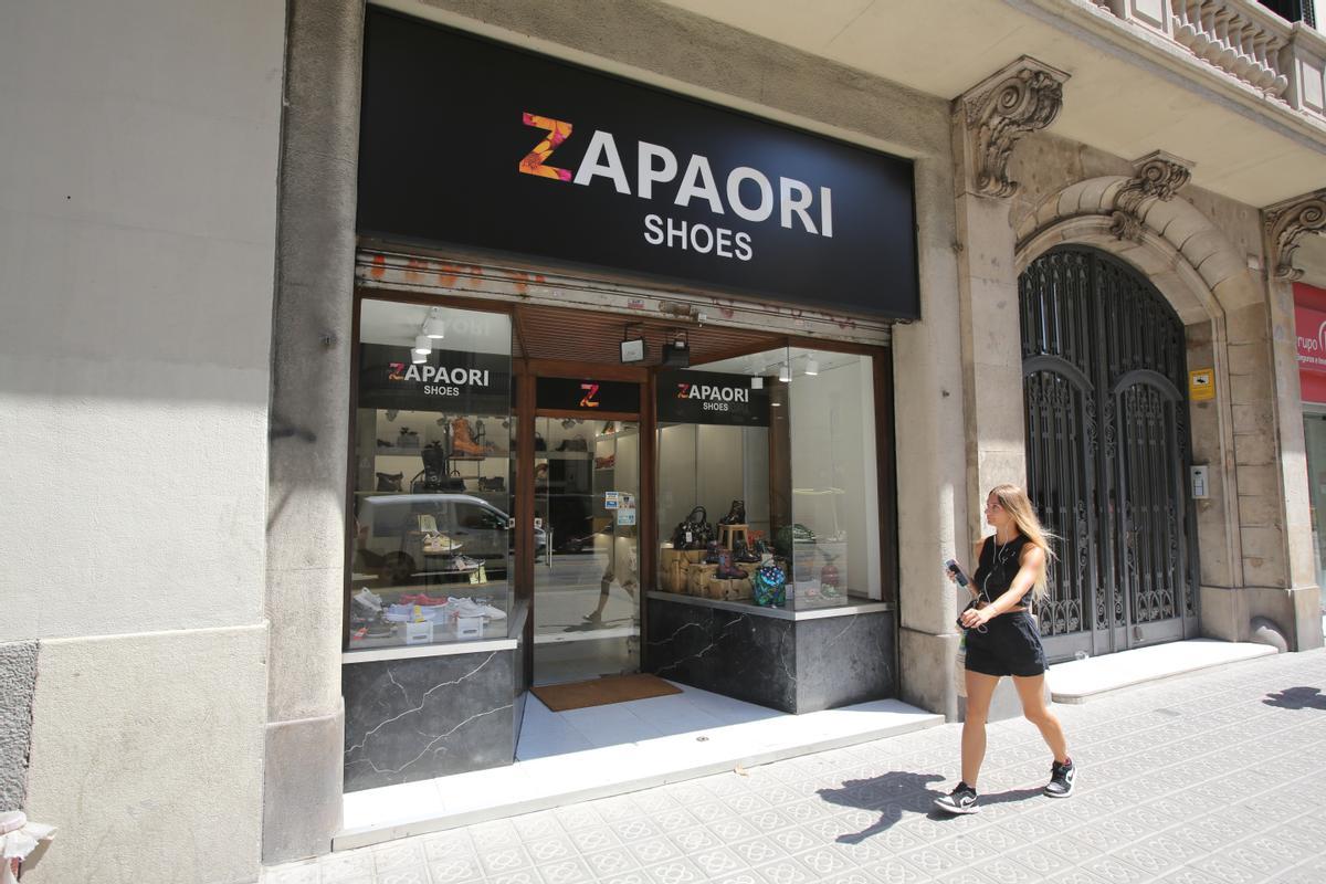 La firma Zapaori de calzado de diseño releva la papelería centenaria Hija de J. Batlle en Via Laietana