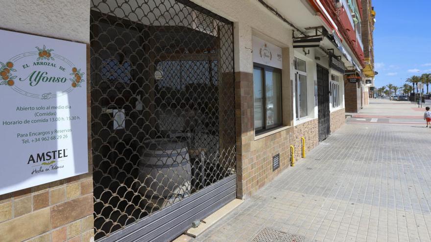 Restaurantes cerrados frente a la playa del Port