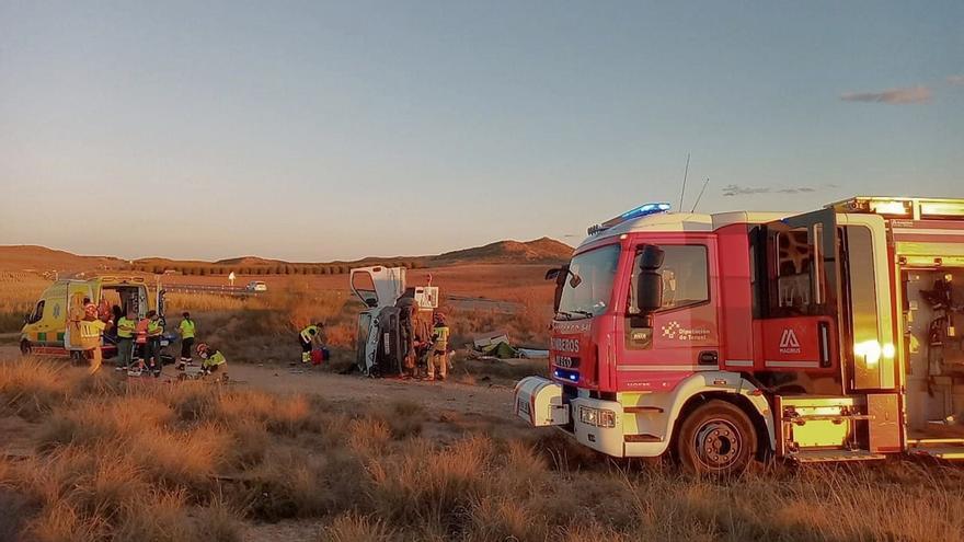 Una furgoneta sale de la vía y da varias vueltas, en la N-232, en Puigmoreno.