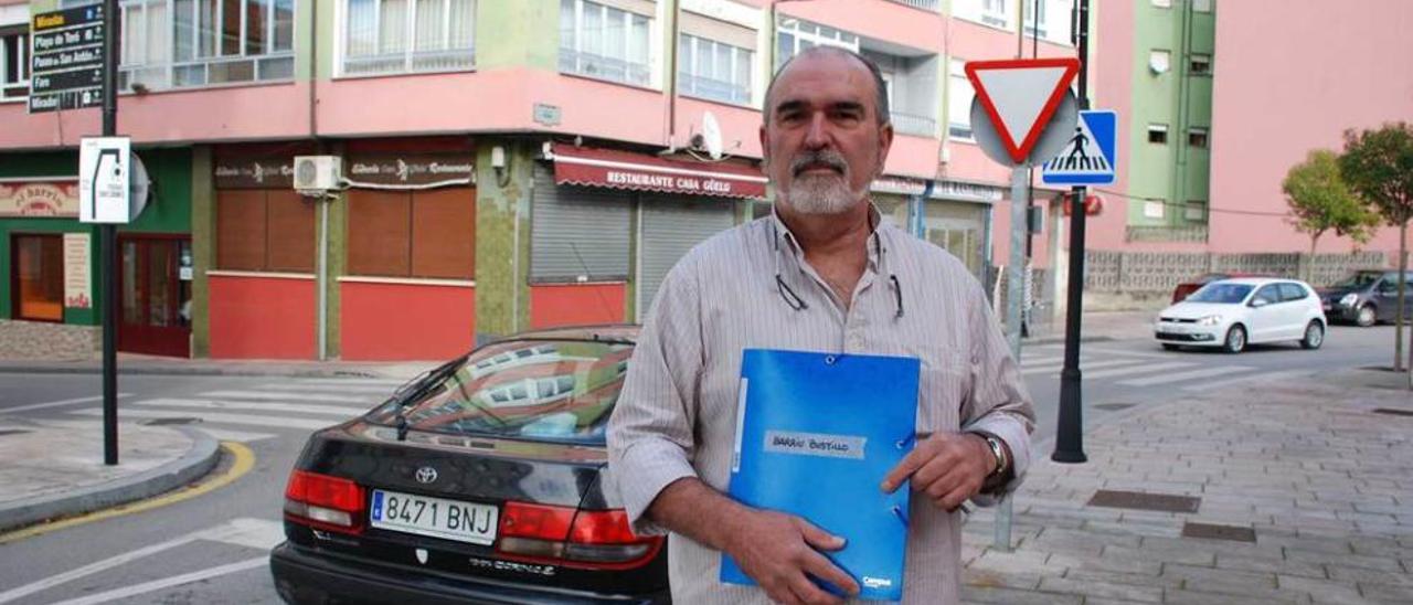 Pedro Morán, ayer, con el dossier sobre el barrio Bustillo, en una de las zonas problemáticas.