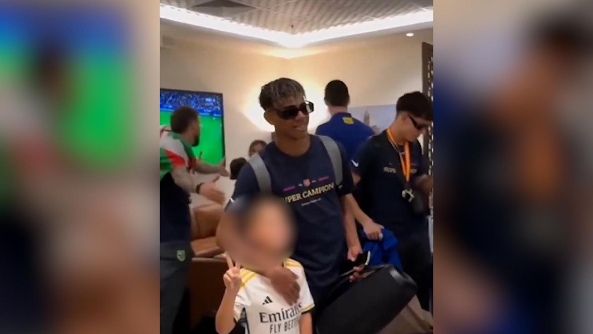 Lamine Yamal se hace una foto con un niño que lleva la camiseta del Real Madrid y le tapa el escudo