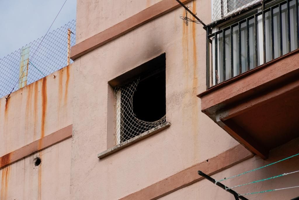 Cinco intoxicados en un incendio de una vivienda en Cáceres