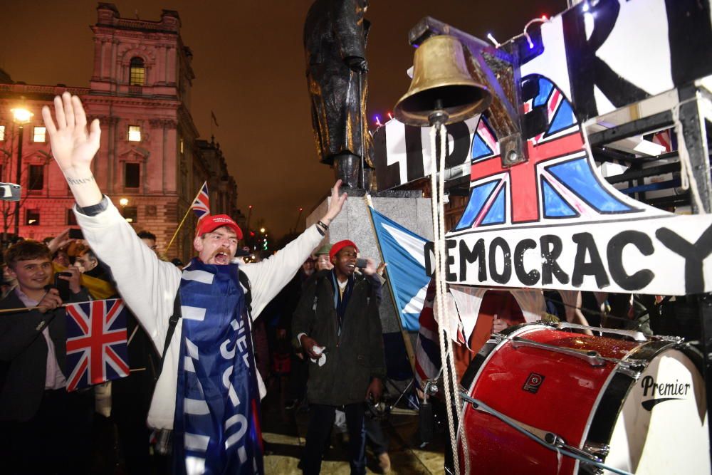 Partidarios del Brexit celebran la salida del Reino Unido de la UE.