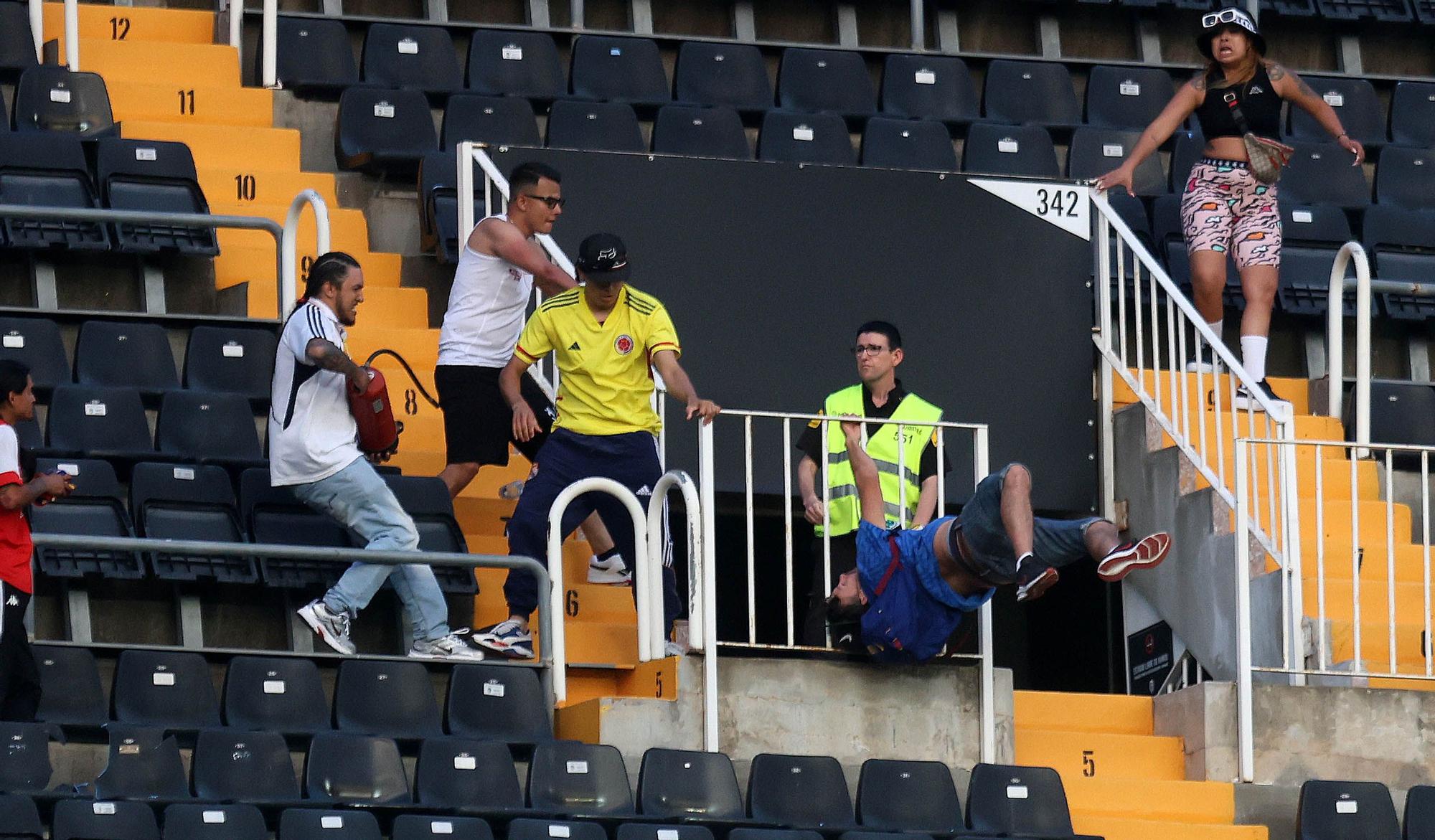 Las imágenes de la batalla campal en Mestalla