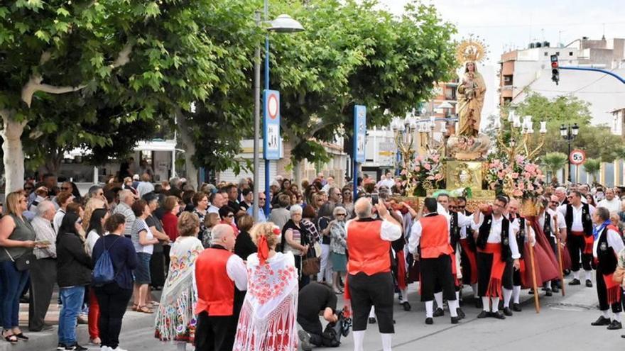 Los vecinos acompañaron en romería a la patrona de Archena.