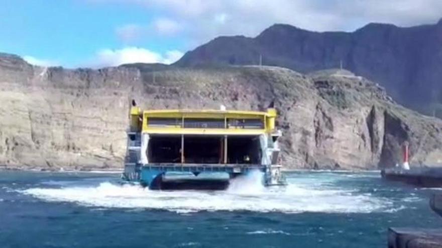 Un barco de Fred Olsen no atraca en Agaete por el estado del mar