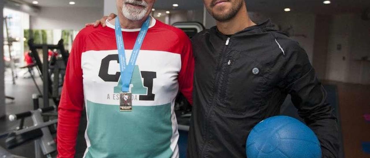 José Manuel Sánchez Rey (izquierda) posa con su entrenador Guillermo Martínez. // Bernabé/Cris M.V.