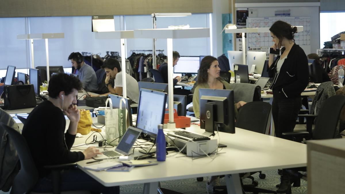 Trabajadores en las oficinas de la firma Desigual.