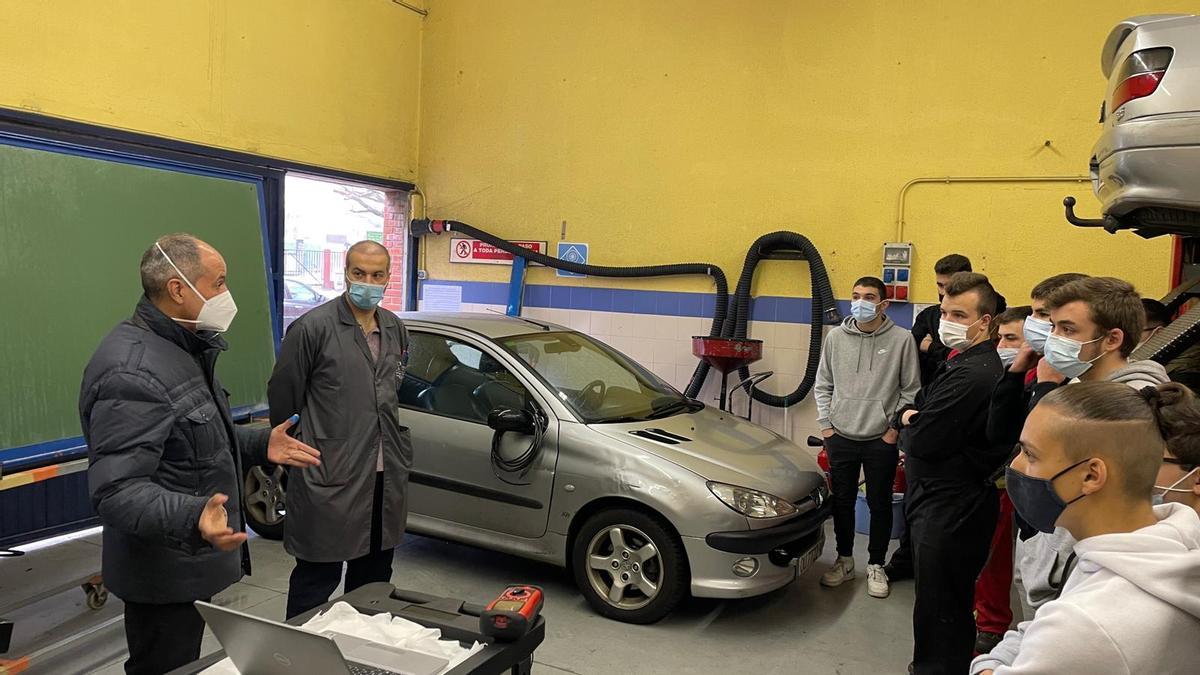 Los jóvenes asisten a clases de Automoción en el IES Fermín Bouza Brey y en el IES de Vilalonga.