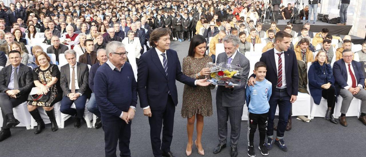 Colocación de la primera piedra de las obras de la Ciudad Deportiva del Celta, entre otros el presidente de la Comunidad de Montes de Pereiras, Lete Lasa, Nidia Arévalo, Mouriño y Hugo Mallo. |   // RICARDO GROBAS