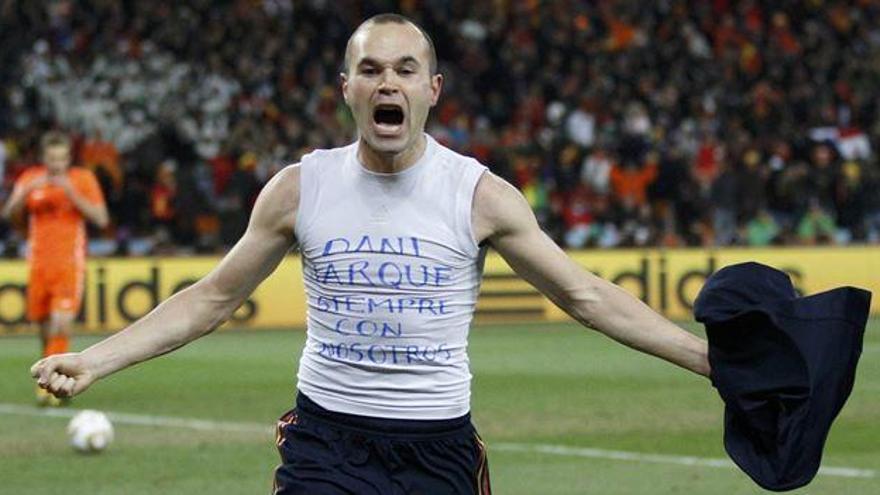 Iniesta recorda Jarque en el sisè aniversari de la seva mort