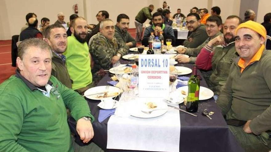 La comida se celebró en el pabellón de deportes. // FdV