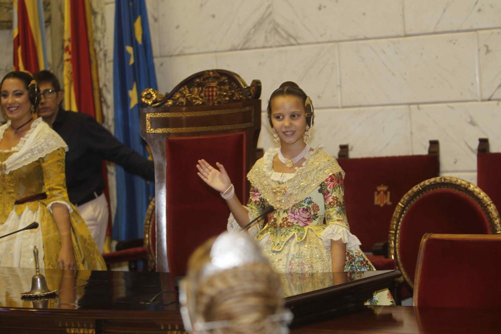 Las cortes de honor ensayan la proclamación de las falleras mayores