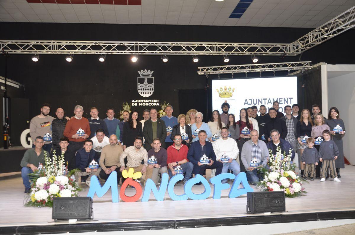 La foto de familia con los premiados y reconocidos, individuales y clubs, en la Gala del Deporte de Moncofa.