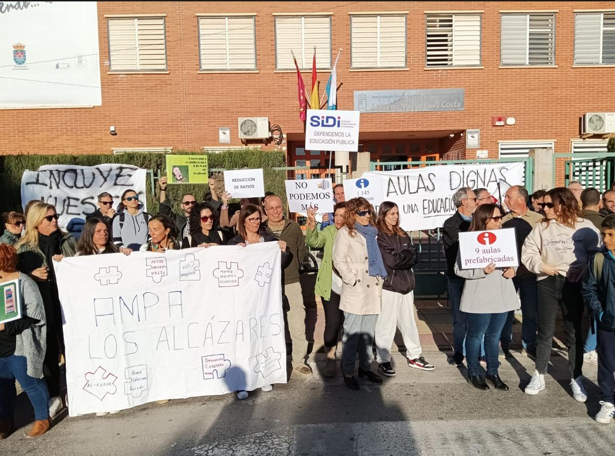 Pancartas durante la concentración en el IES Menárguez Costa de Los Alcázares.