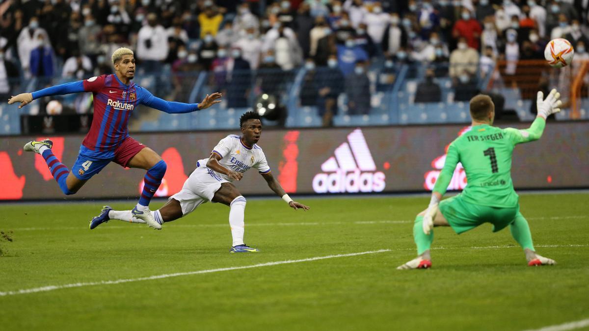 Vinicius, Araújo y Ter Stegen, en una acción del Real Madrid-Barcelona se la Supercopa de 2022.