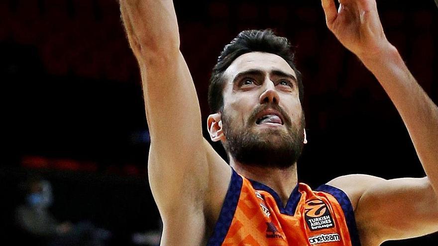 Joan Sastre entra a canasta durante el partido de ayer en La Fonteta.  | MIGUEL ÁNGEL POLO/EFE