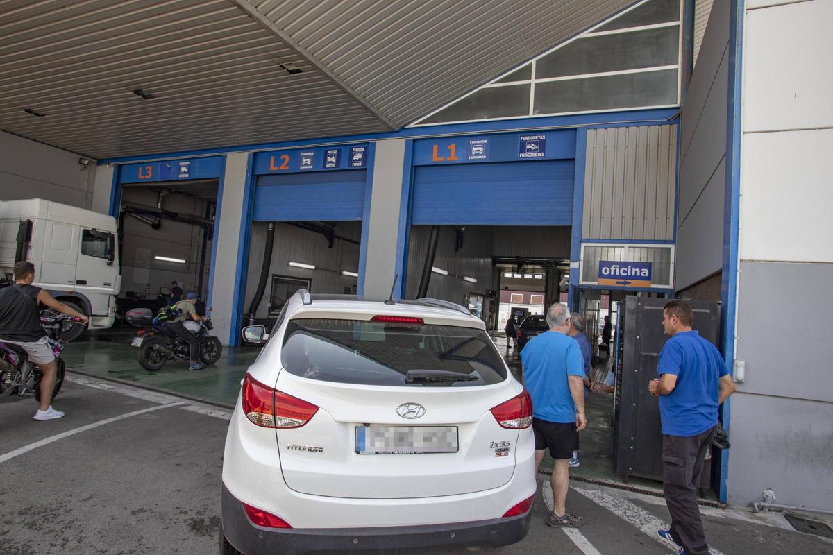 Un coche espera su turno de ITV en Xàtiva.
