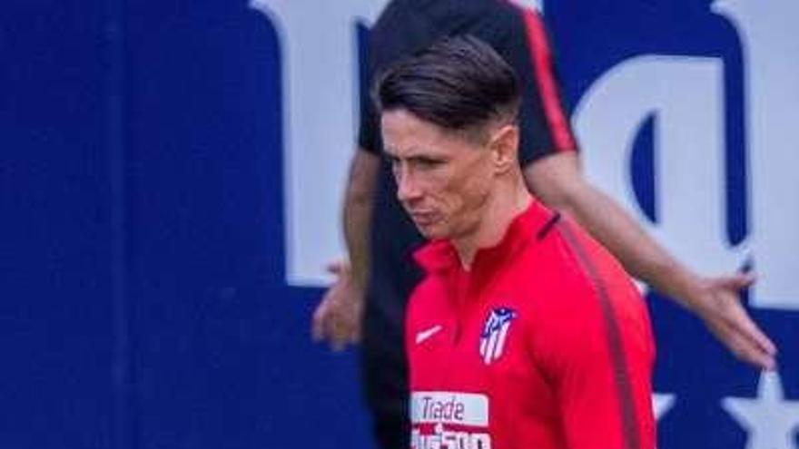 Fernando Torres, ayer, durante el entrenamiento del Atlético. // Efe