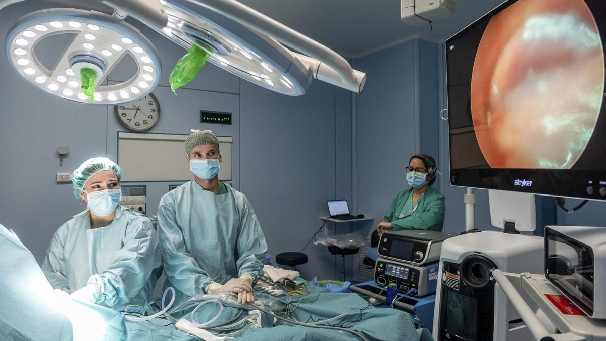 La doctora Elisabet Arango i el seu equip fan una cirurgia al nervi que produeix  la hiperhidrosi.