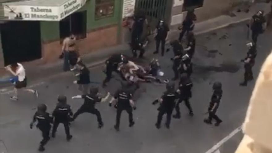 Vídeo: Carga de la Policía Nacional contra aficionados de la Real Sociedad en Vila-real