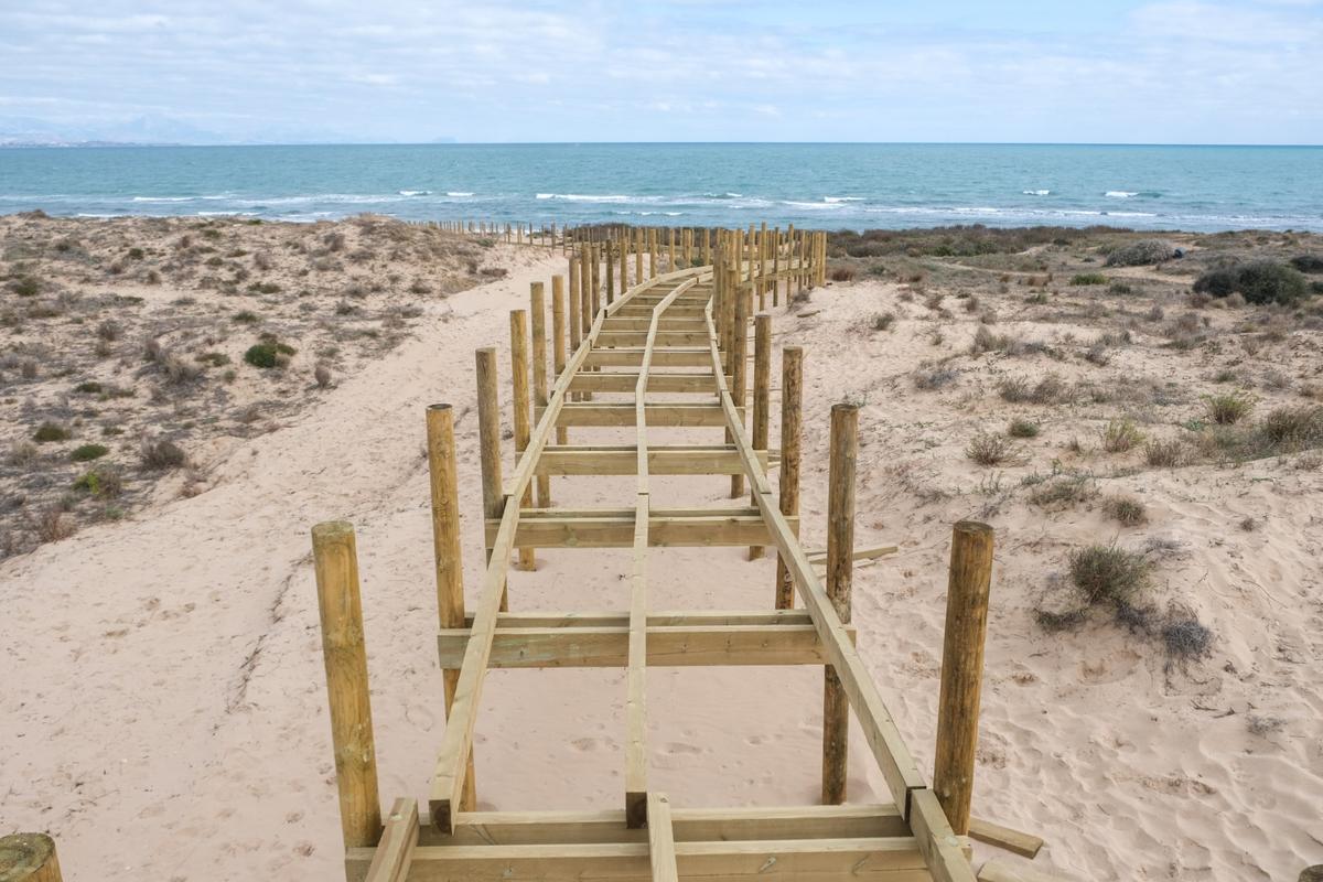 Nueva pasarela en construcción en El Carabassí