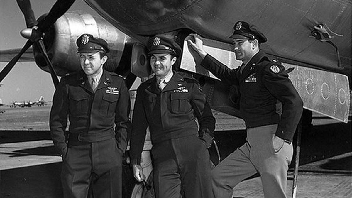 Imagen de agosto de 1945, en la que se ve el bombardero B-29 'Enola Gay', y de, izquierda a derecha, Theodore Van Kirk, Paul Tibbets y Thomas Ferebee.