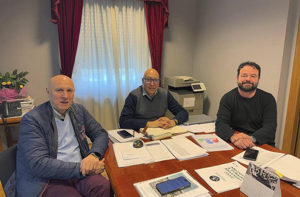 José Manuel Morgade, Xosé Carlos Valcárcel y Daniel Rey, en una reunión de trabajo en el Concello. | FDV
