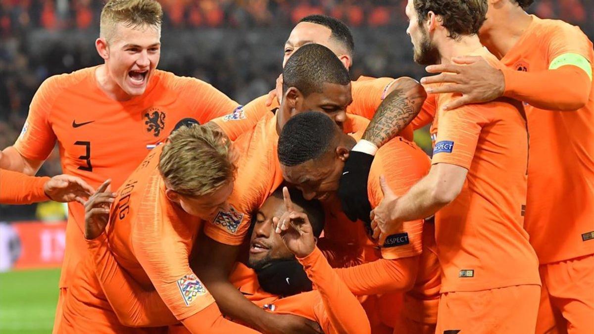 Los jugadores de Holanda hacen piña tras conseguir el 1-0