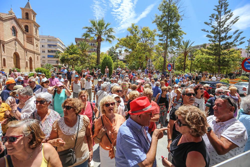 Más de 400 jubilados se concentran para exigir la apertura de las cafeterías de centros de mayores de Torrevieja