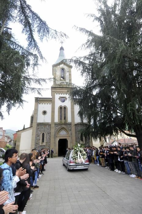 Funeral en Laviana por Marta Pérez, la joven de 17 años fallecida en accidente de tráfico.