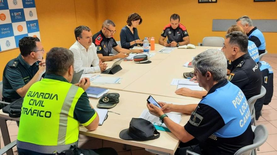 El director insular de Medio Natural, Pedro Millán, en la reunión con los responsables de los cuerpos de seguridad que participarán en el operativo.