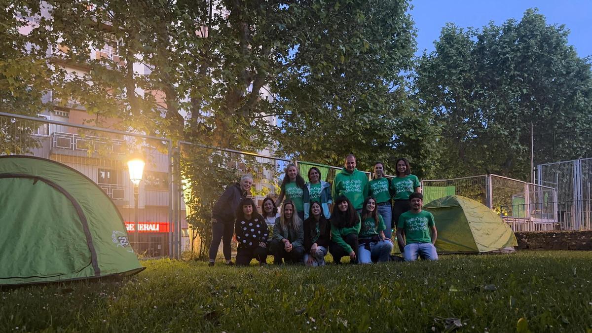 Acampada de los profesores del IES Domingo Miral de Jaca en defensa de la escuela pública.