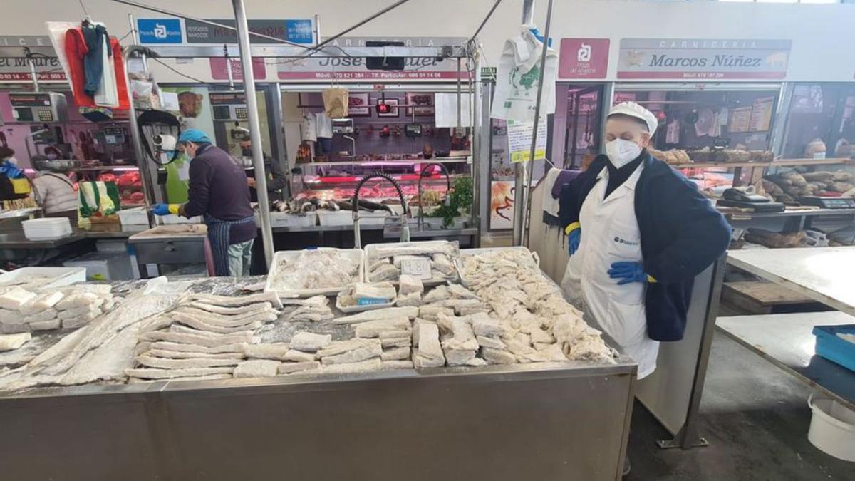 Un puesto de bacalao salado, el de Mariscos Sabarís y el de Carnicería José Manuel, en la plaza de abastos vilagarciana.