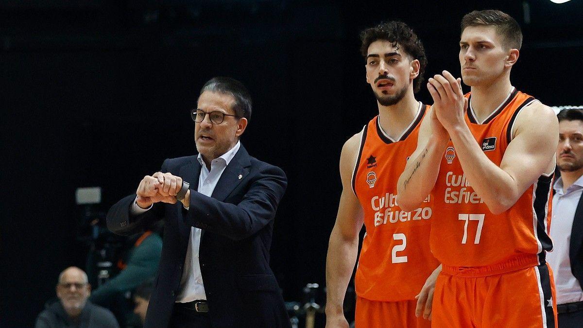Pedro Martínez, entrenador del Valencia Basket, junto a Puerto y Sestina.