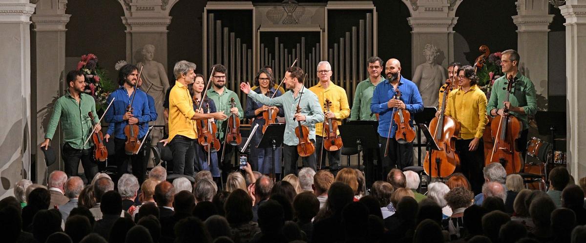 El violinista y director artístico de Ibiza Conciertos, Linus Roth, con la formación Johann Sebastian Rio Orchestra