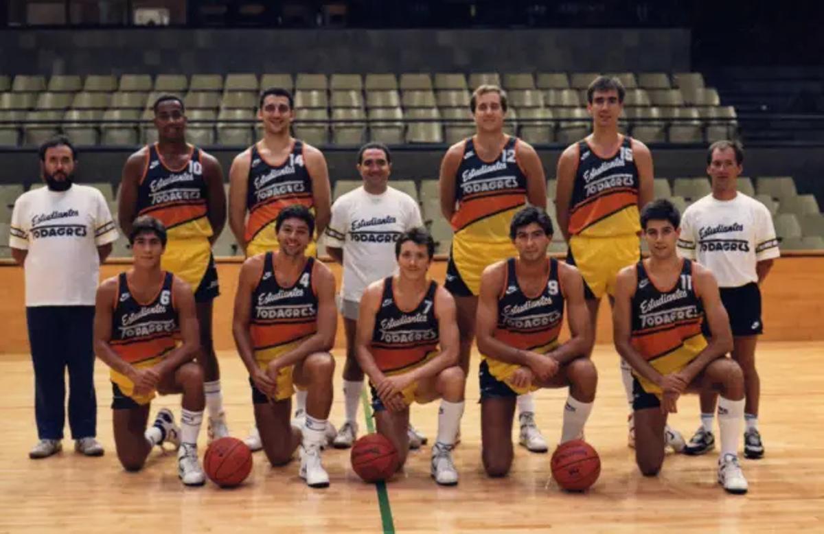 Plantilla del Estudiantes, patrocinada por Todagres.
