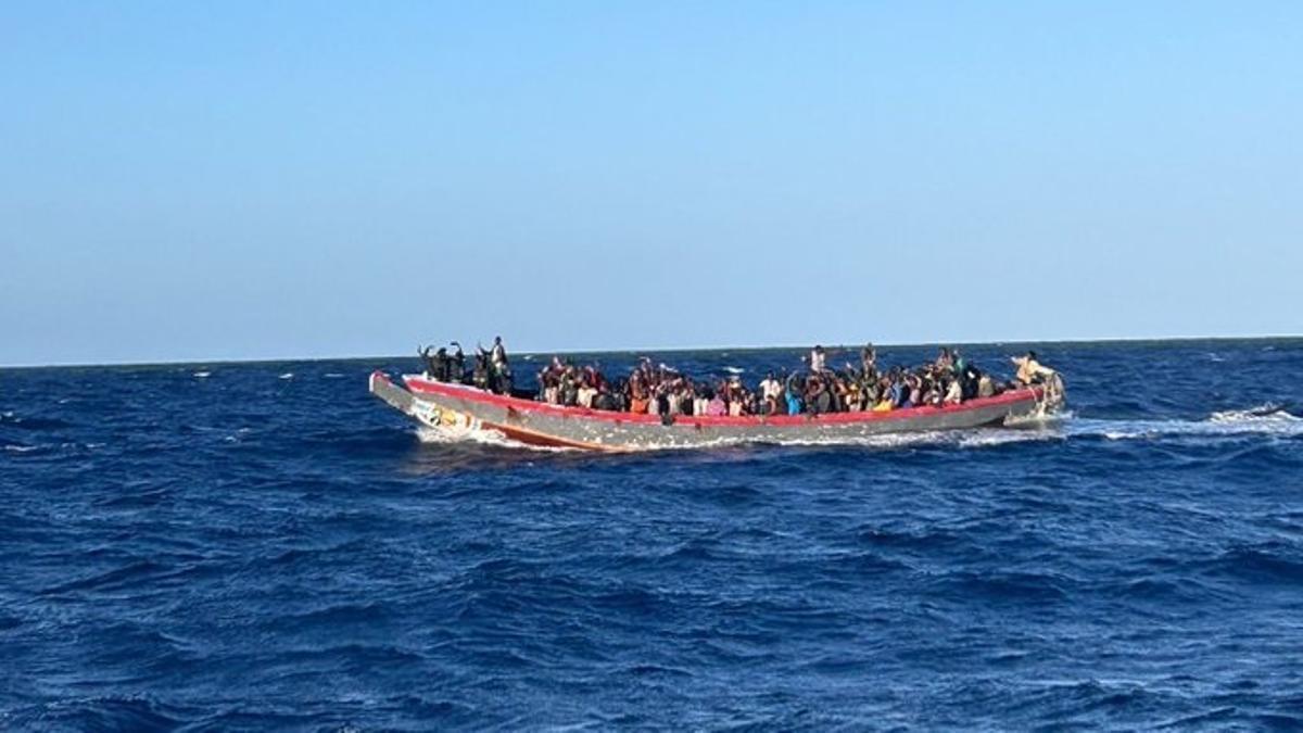 Un grupo de migrantes trata de llegar a las costas de Canarias en una imagen de archivo.