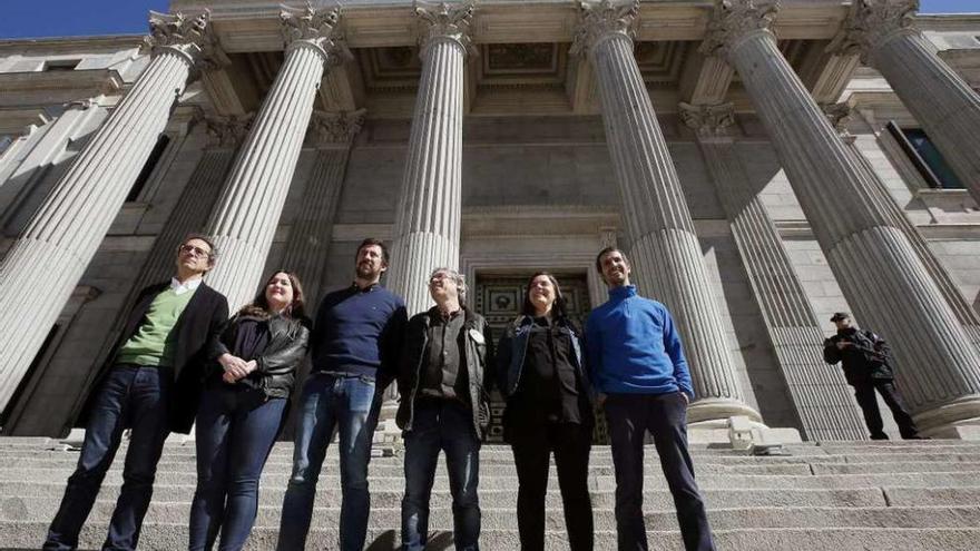 Diputados de En Marea, con el portavoz de Marea de Pontevedra, Luis Rei, en el Congreso // Efe/Chema Moya