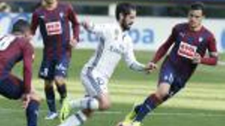 Isco intenta controlar una pilota davant el migcampista de l&#039;Eibar Dani García.