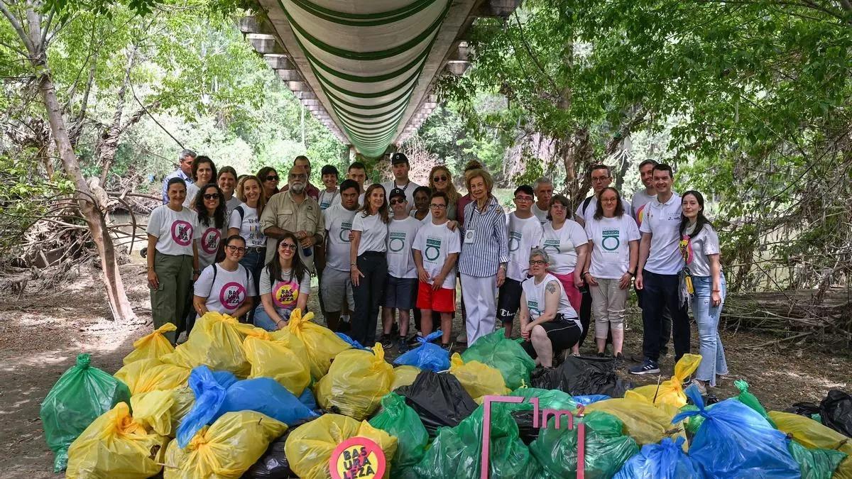 Participants en una de les jornades de neteja organitzades per Libera.