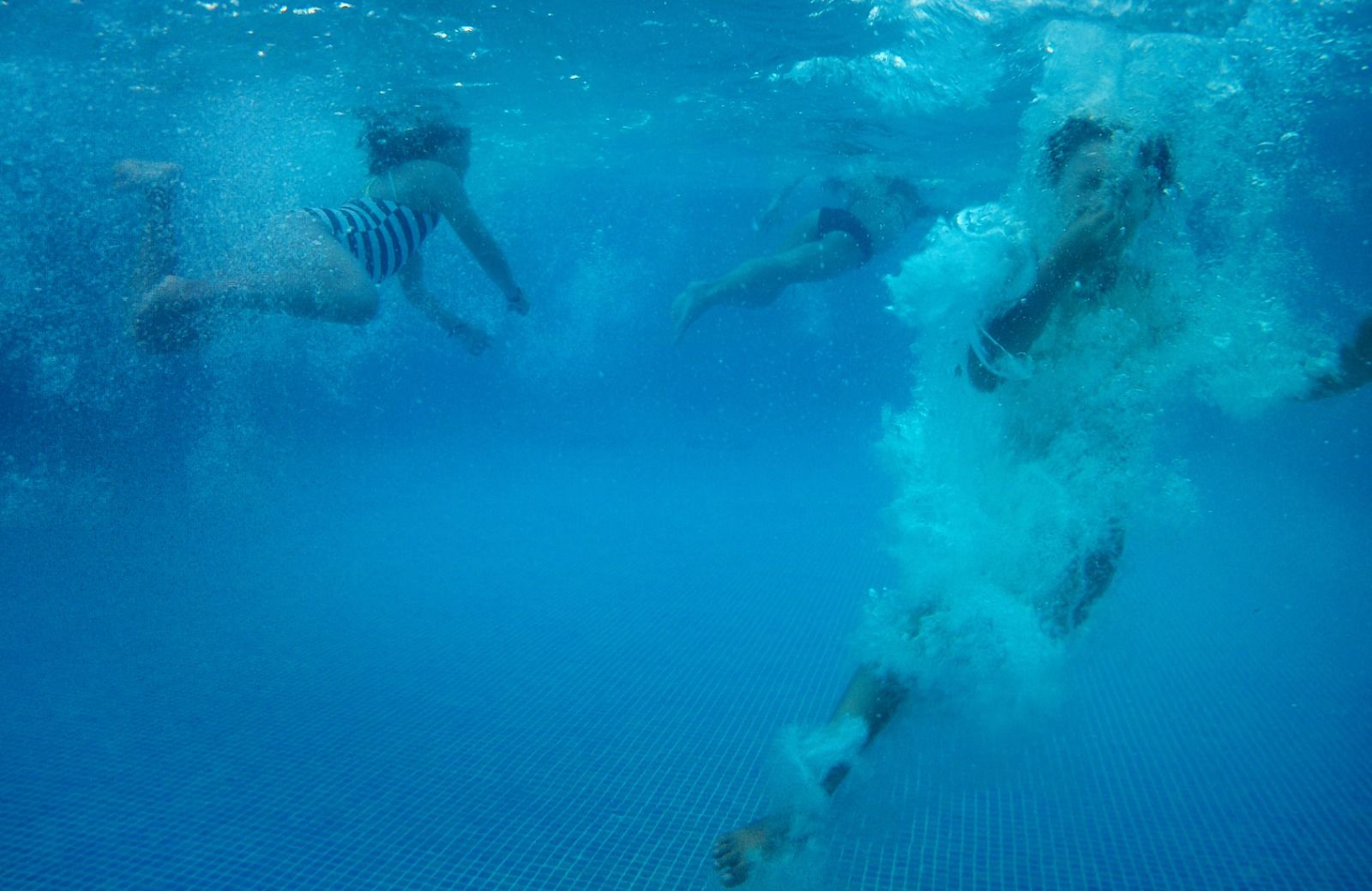 Unos niños juegan en una piscina, en Madrid.