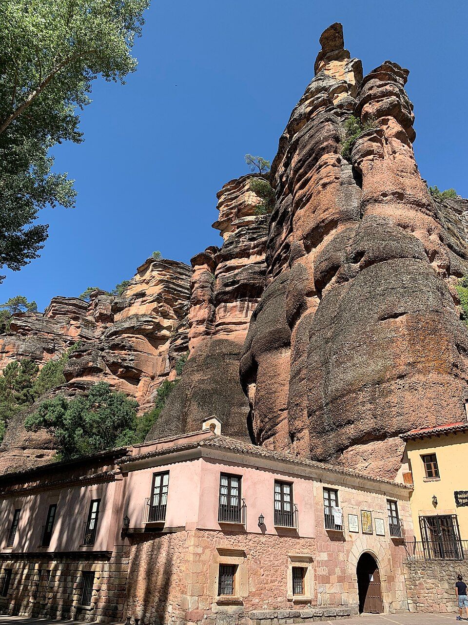 La hospedería de la Hoz al fondo de las paredes del desfiladero
