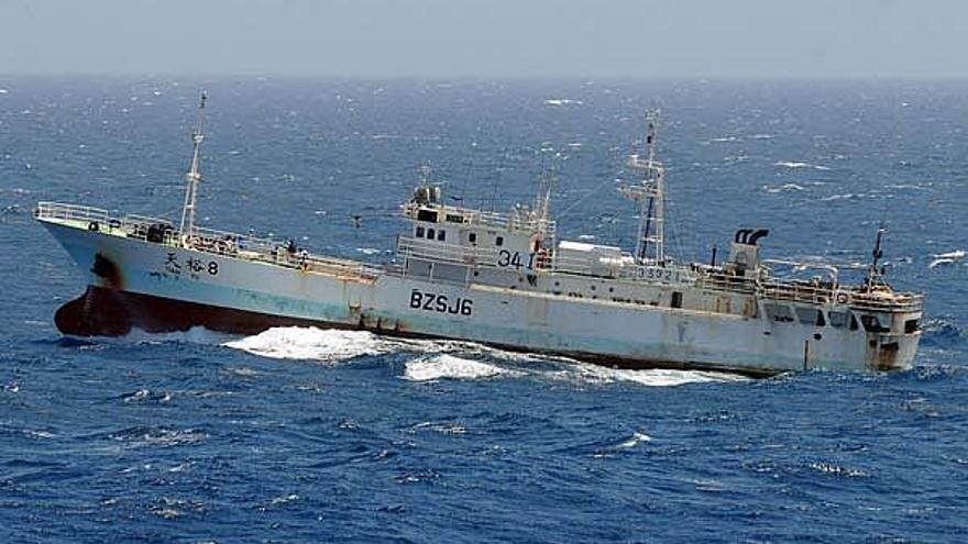 Fotografía que muestra a unos piratas somalíes que mantienen secuestrados en su propia embarcación a los miembros del barco pesquero chino &quot;Tian Yu 8&quot;,