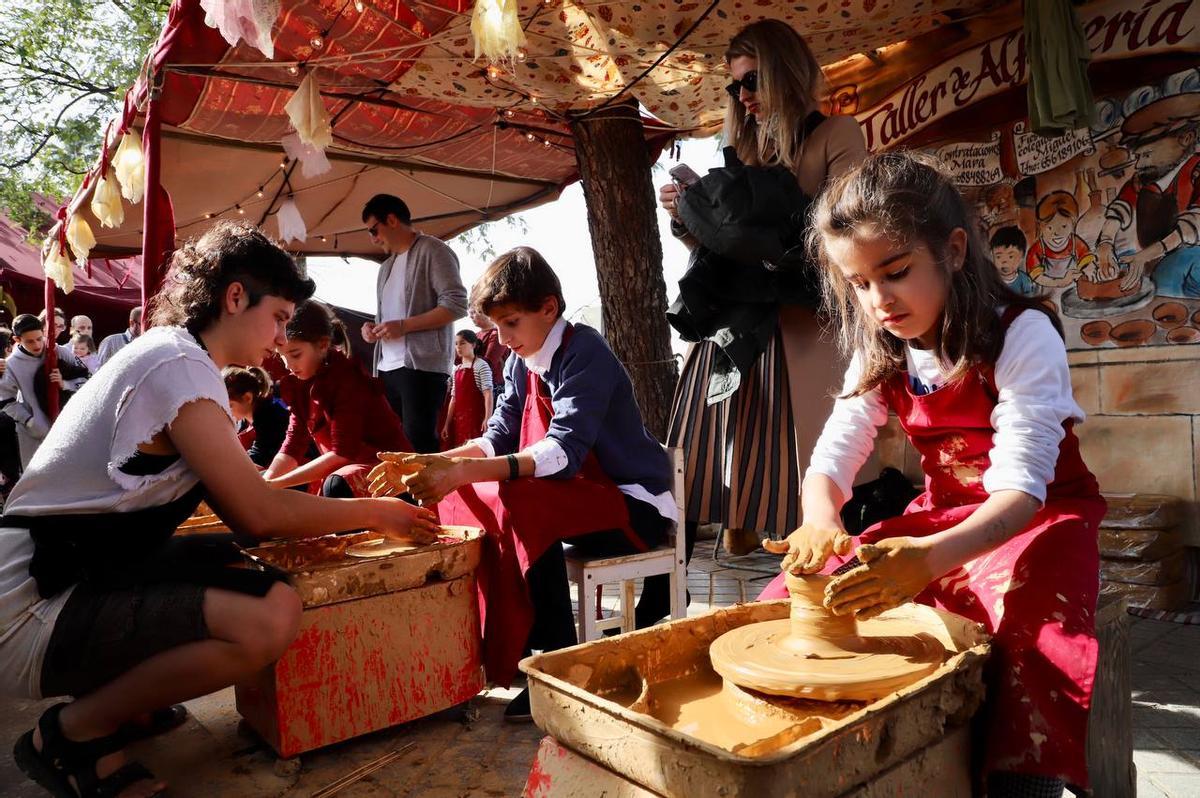 Varios niños participan de un taller de barro.