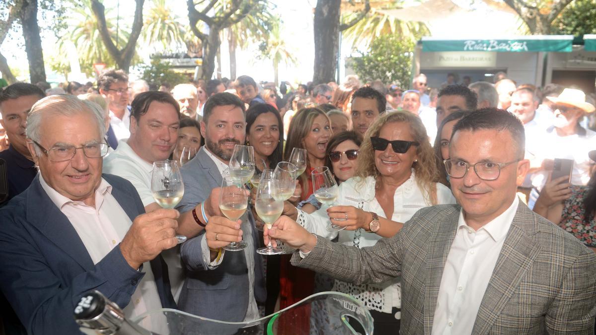 Autoridades e invitados brindando en una de las casetas.