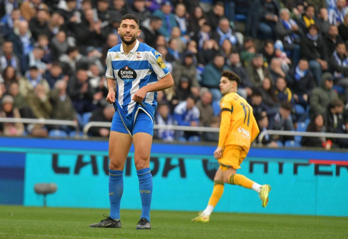 Zakaria Eddahchouri se lamenta tras una ocasión errada contra el Albacete.