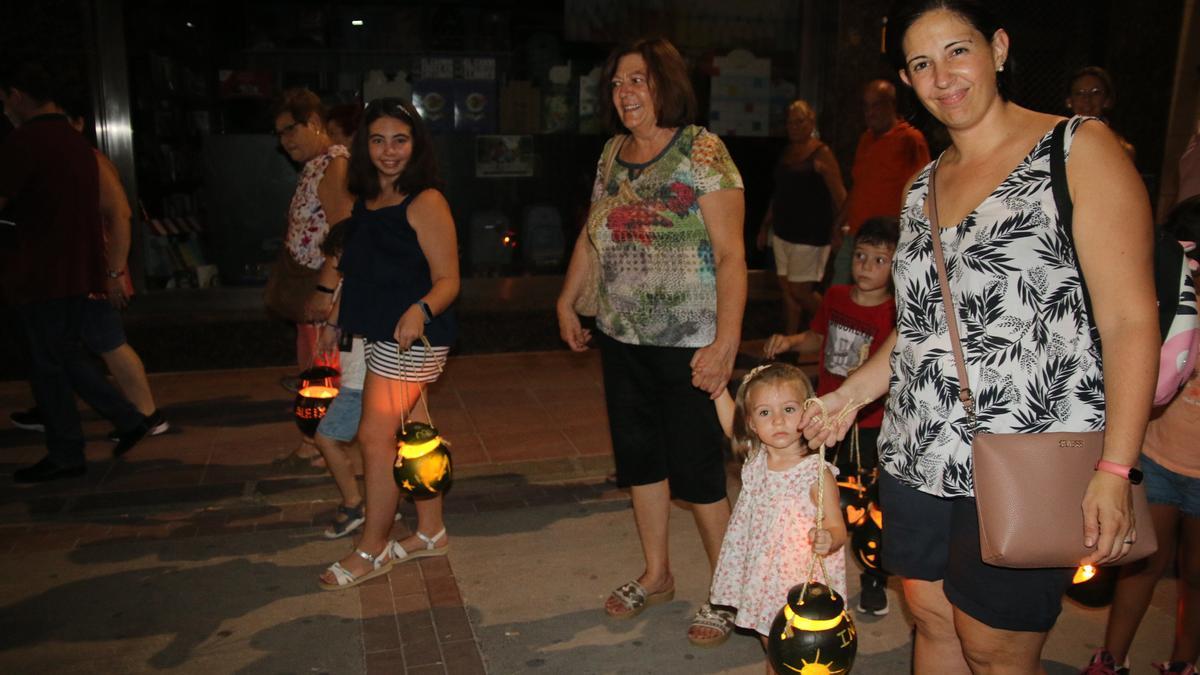 Decenas de niños salieron el pasacalle junto a sus familias.