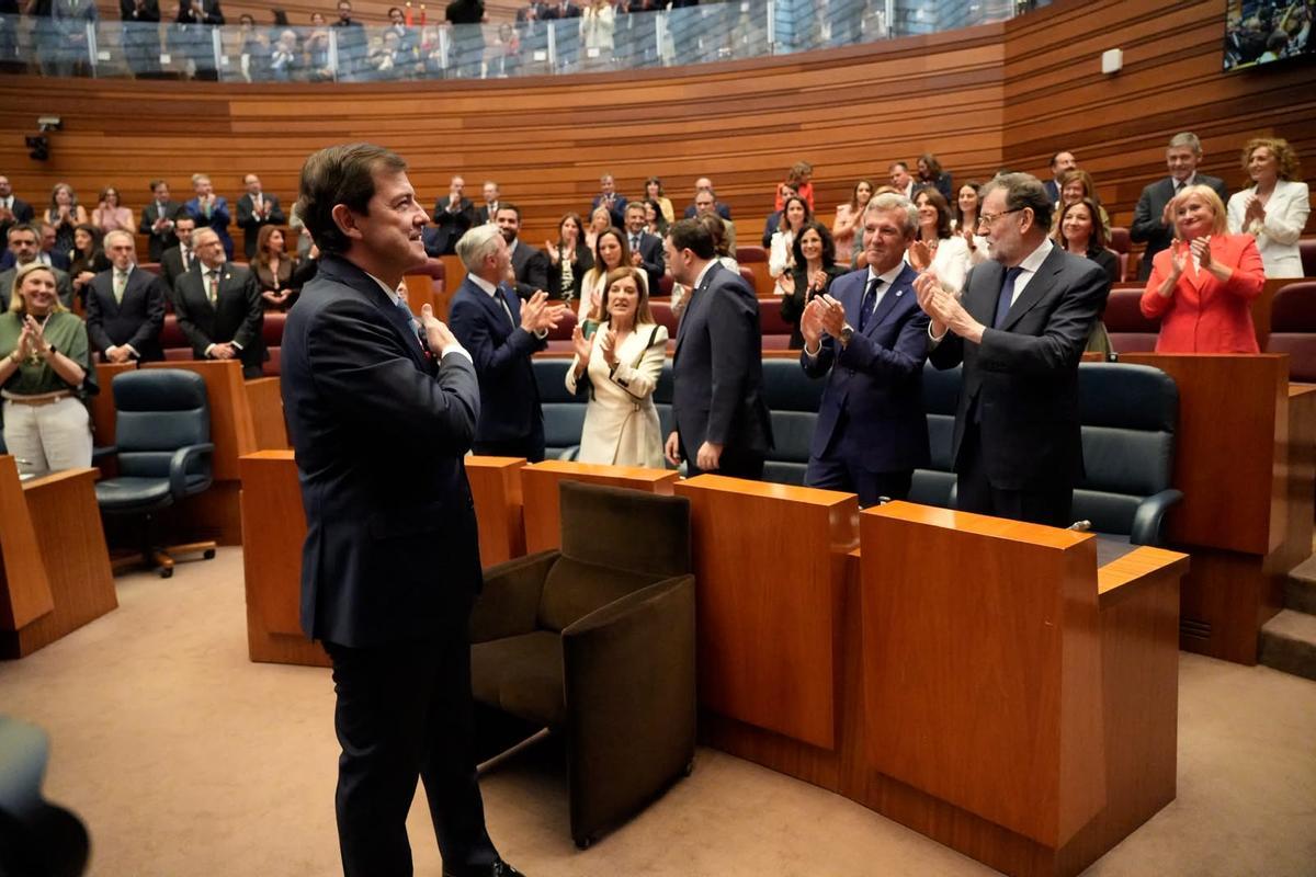 El hemiciclo aplaude a Alfonso Fernández Mañueco.